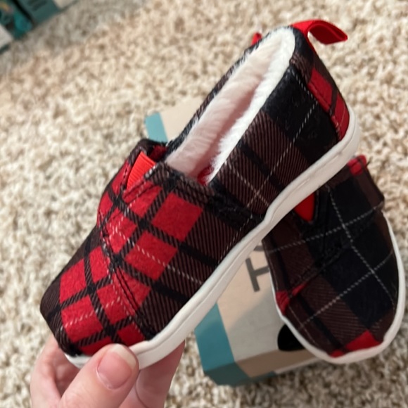NWT TOMS plaid faux fur lined Alpargatas size 7 toddler. Have matching Moms size - Picture 5 of 5
